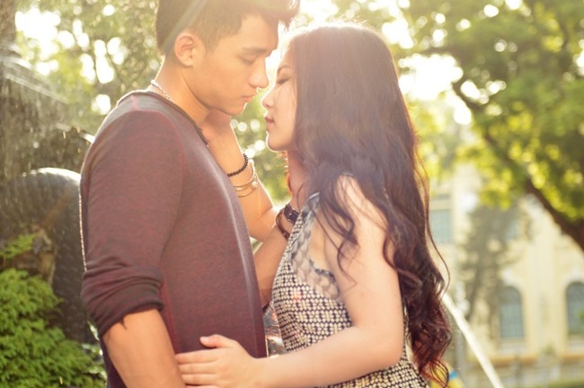 Sau scandal hở hang, Hương Tràm kín đáo tình tứ bên hotboy